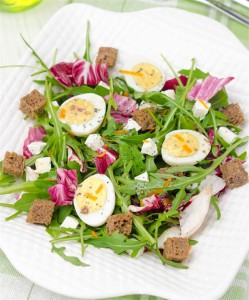 Salat-s-perepelinymi-yaycami-i-brynzoy-5